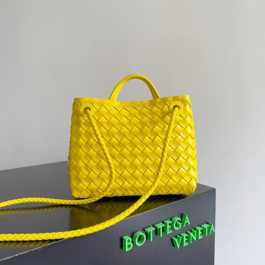 The 2023 new Andiamo batch of 1860 BV has been shipped‼ ️Really popular🔥The new Andiamo woven handbag launched by Bottega Veneta this season is really popular all over the world! ! Celebrities at home and abroad have worn it, and Oscar-winning actress Michelle Yeoh has taken it out on the street. Song Jia, Trai Yara, Yu Feihong, Sanji Ayaka, Rosie Hunting-Whiteley, Yoshioka Riho, etc. have all picked up this bag. It is classic and versatile, showing off its temperament, and the bag capacity is also large, which is very convenient for daily commuting! ! A variety of carrying methods, the shoulder straps can be adjusted by yourself, the original lambskin feels soft and delicate, and the unisex style breaks gender boundaries and brings a more practical and longer-lasting use experience. Andiamo, which has both elegant and casual styles, perfectly interprets the true appearance of "fashionable old money style". Style number: 743568 Size: 25*22*10.5cm